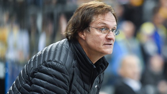 ARCHIVBILD ZUM RUECKTRITT VON DAVOS-TRAINER ARNO DEL CURTO --- Davos Cheftrainer Arno Del Curto beim Eishockey-Qualifikationsspiel der National League A zwischen dem HC Davos und dem Lausanne HC, am F ...