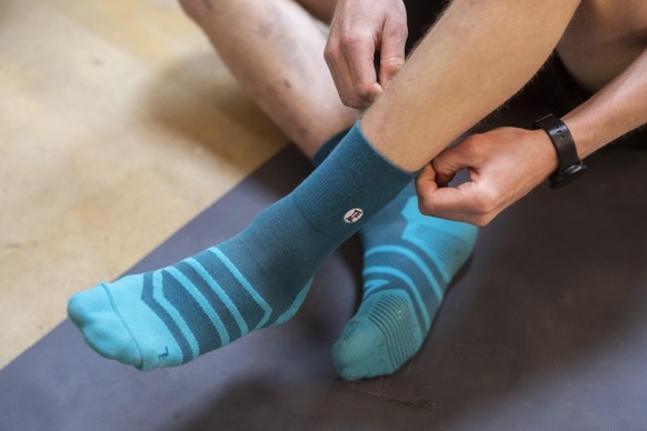 Schweizer Snowboarder David Habluetzel posiert mit seinen Socken-Projekt TEAL zu Hause im Wohnzimmer, aufgenommen am Donnerstag, 30. April 2020 in Zumikon. KEYSTONE/Ennio Leanza)