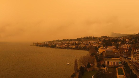 Saharastaub über Montreux am 15. März 2022, aufgenommen mit der Webcam.