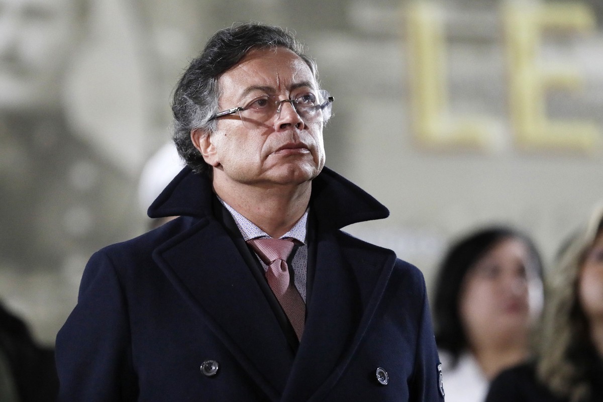 epa12617571 Colombian President Gustavo Petro speaks at a military promotion ceremony in Bogota, Colombia, 29 December 2025. The Colombian government announced a 23.7 percent increase in the minimum w ...