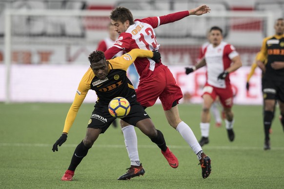 Thuns Simone Rapp, rechts, im Duell mit YBs Kasim Adams Nuhu im Fussball Meisterschaftsspiel der Super League zwischen dem FC Thun und den Berner Young Boys, am Sonntag, 3. Dezember 2017, in der Stock ...