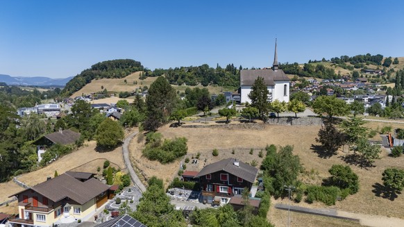 Die Hitze und Trockenheit hinterlaessen fuer die Wiesen und Felder Spuren, indem sich das Gras vom Gruen immer mehr ins Braune verfaerbt, wie hier bei Ruswil im Kanton Luzern, am Freitag, 10. Juli 202 ...