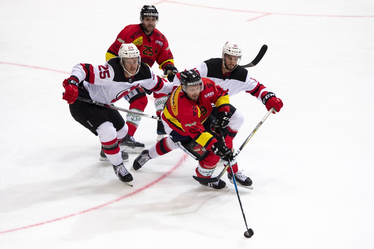 New Jersey Devils Mirco Mueller, Berns Andrew Ebbett, Berns Jan Mursak and New Jersey Devils Jean-Sebastien Dea, from, left, fight for the puck, during a NHL friendly game between Switzerland's S ...
