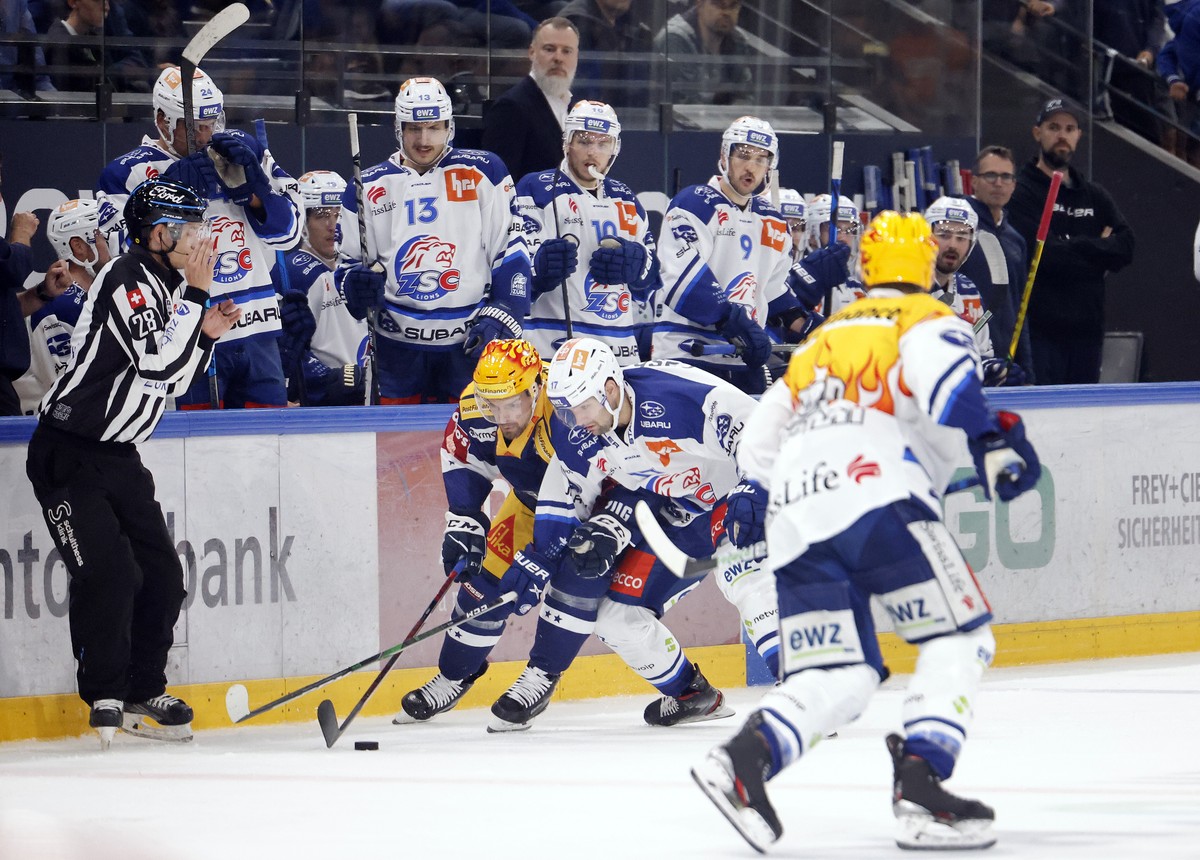 Zugs Anton Lander, links, gegen Zuerichs John Quenneville, im Eishockeyspiel der National League zwischen dem EV Zug und den ZSC Lions am Samstag, 11. September 2021, in der Bossard Arena in Zug. (KEY ...