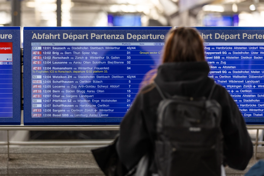 Neu auch in Englisch: Die Abfahrtsanzeigen in grossen SBB-Bahnhöfen können jetzt zwei Sprachen.