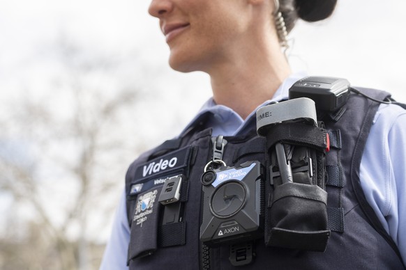 Polizistin Vetsch posiert an der Medienkonferenz ueber die Ergebnisse des Projekts &quot;Polizeiarbeit in urbanen Spannungsfeldern&quot; mit Bodycams, aufgenommen am Freitag, 13. April 2018 in Zuerich ...