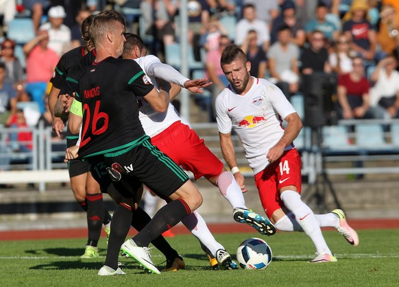 epa05432268 Valon Berisha (R) of FC Red Bull Salzburg in action during UEFA Champions League qualifying secnd leg match between Liepaja and Salzburg in Liepaja, Latvia 19 July 2016. EPA/Valda Kalnina