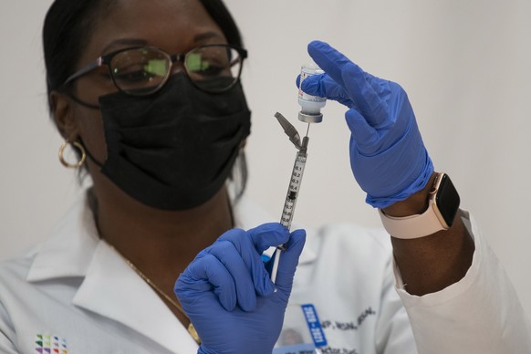 epa08898830 Michelle Chester, DNP, director, employee health services, Northwell prepares the Moderna coronavirus disease (COVID-19) vaccine at Northwell Health&#039;s Long Island Jewish Valley Stream ...