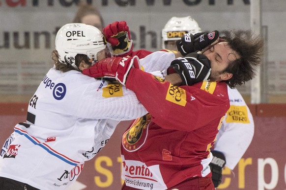 Evgeni Chiriaev, rechts, von Langnau im Spiel gegen Andrea Glauser, links, von Fribourg beim Eishockey Platzierungsspiel zwischen den SCL Tigers und Fribourg Gotteron vom Dienstag, 14. Maerz 2017, in  ...