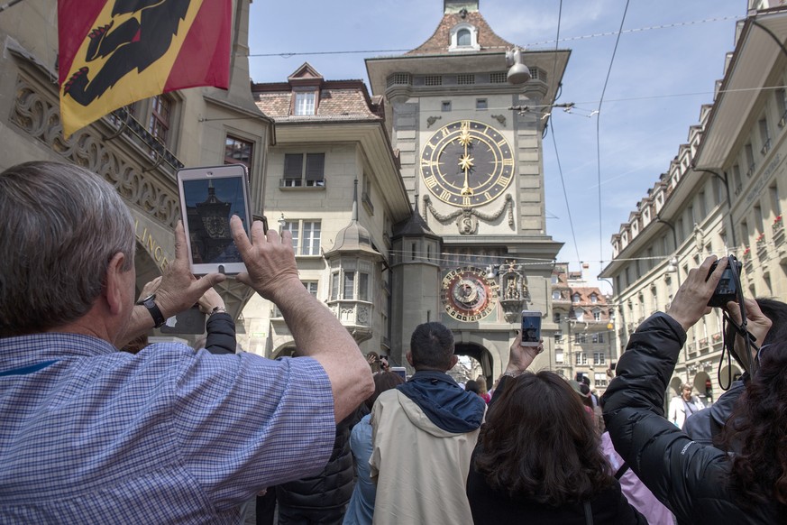 Touristen fotografieren den Stundenschlag des Zytgloggeturms in Bern.