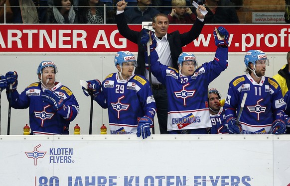 Zuerst der bange Blick auf die Matchuhr, dann ist es geschafft – Kloten schlägt Ambri mit 3:2.&nbsp;