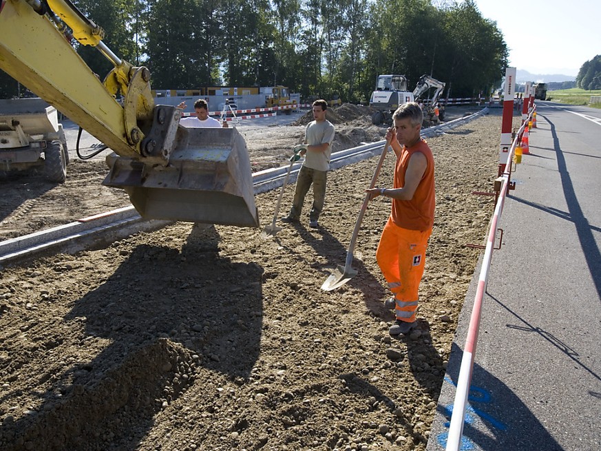 Neun Firmen im Bündner Strassenbau haben sich mit dem Kanton auf die Zahlung mehrerer Millionen Franken geeinigt (Themenbild).