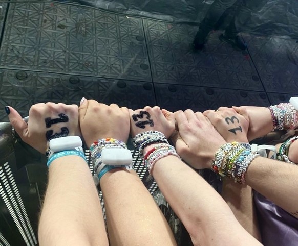 Meine Swiftie-Freundinnen und ich am Eröffnungsabend der «Eras Tour» in Paris ganz vorne mit dabei.