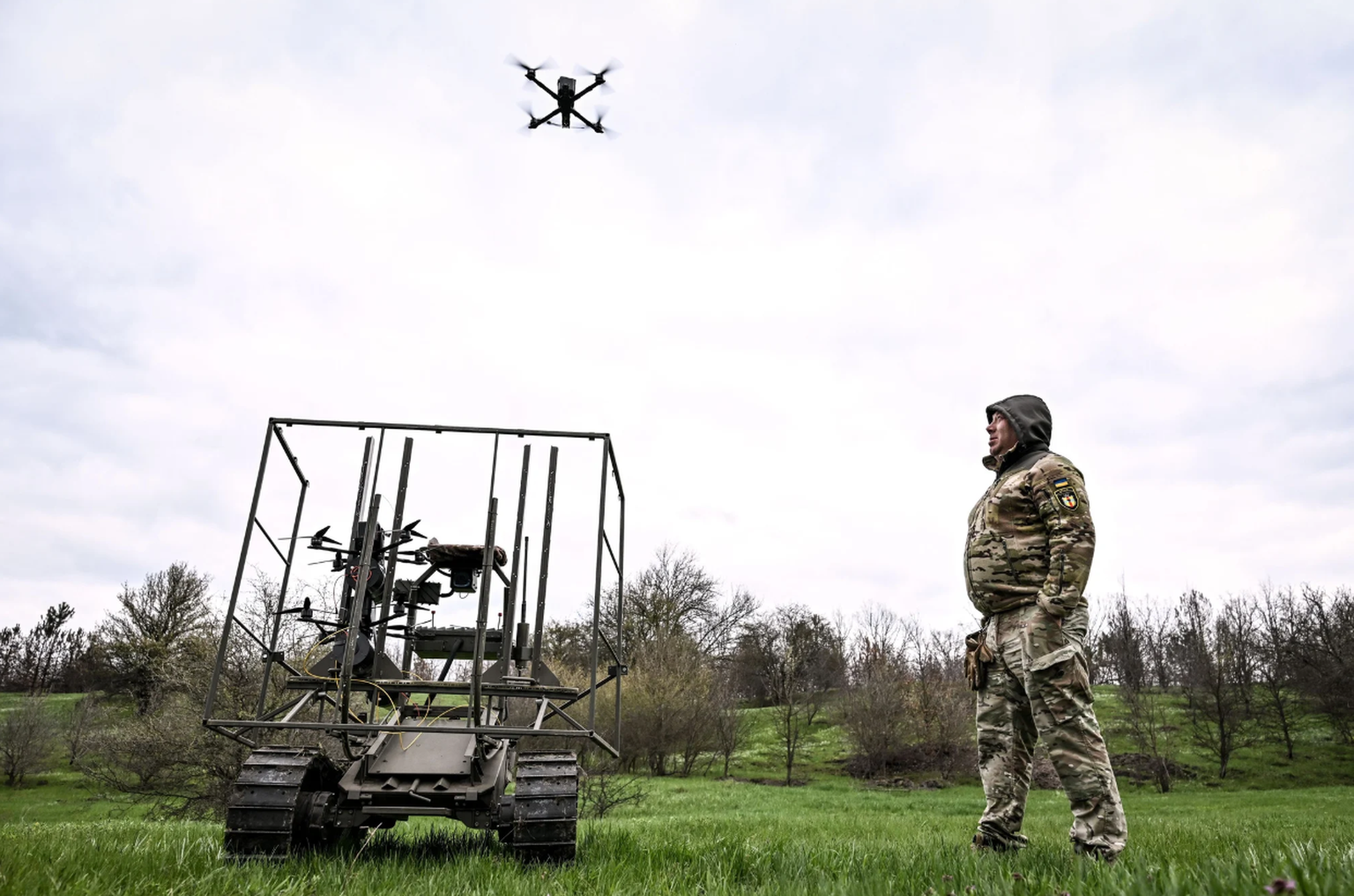 Entscheidende Kombination: Ein «Pavuk» (Spinne) genanntes Roboterfahrzeug dient als Drohnen-Träger.