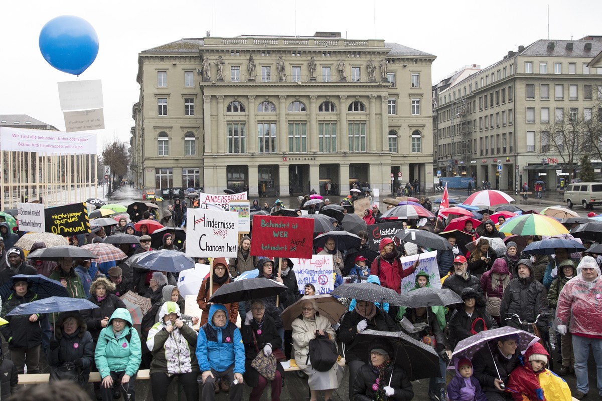 Teilnehmer an der Kundgebung "Gleichstellung von Menschen mit Behinderungen" versammeln sich auf dem Bundesplatz, am Samstag, 17. Maerz 2018 in Bern. (KEYSTONE/Peter Klaunzer)