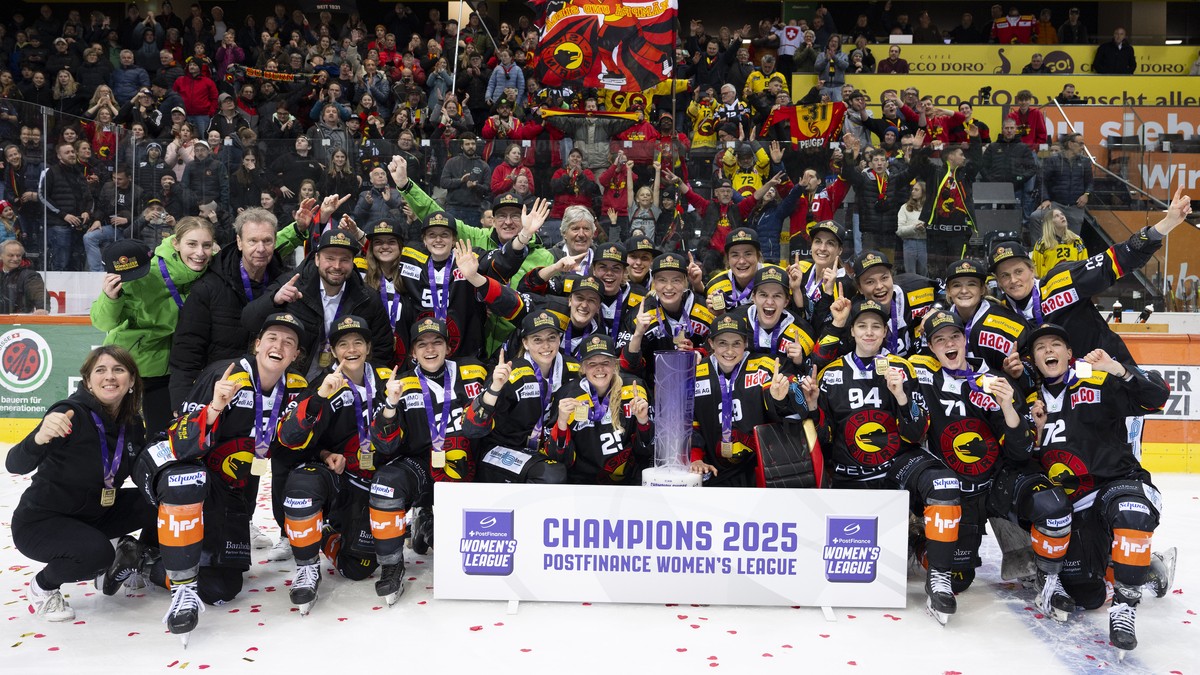 Berns Spielerinnen und Staff feiern ihren Meistertitel beim dritten Eishockey-Playoff Finalspiel der PostFinance Women's League zwischen den SC Bern Frauen und dem EV Zug Frauen, am Donnerstag, 2 ...