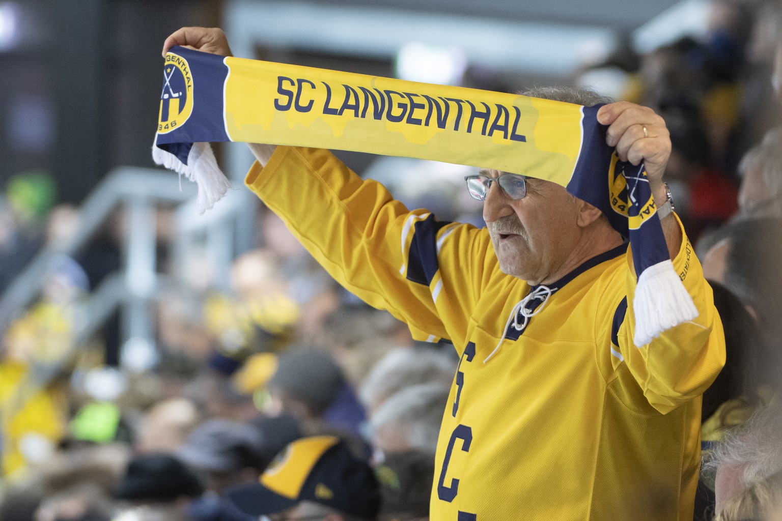 Ein SC Langenthal Fan waehrend dem vierten Playoff Finalspiel der Swiss League zwischen dem SC Langenthal und dem HC La Chaux de Fonds, am Mittwoch 3. April 2019 auf der Eisbahn Schoren in Langenthal. ...