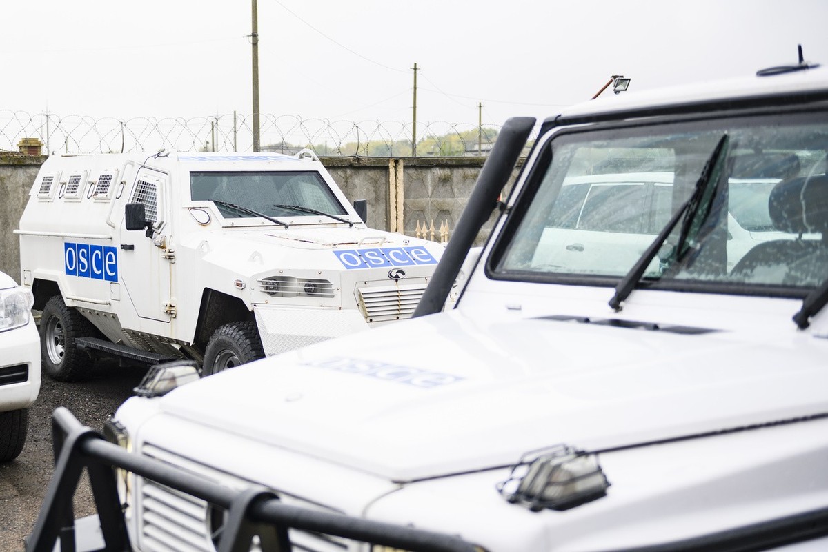Two OSCE Cars on the OSCE Hub in Kramatorsk photographed in Kramatorsk, 80km north of Donetzk, Ukraine, Tuesday, September 27, 2016. FDFA (Federal Department of Foreign Affairs) organized a media trip ...