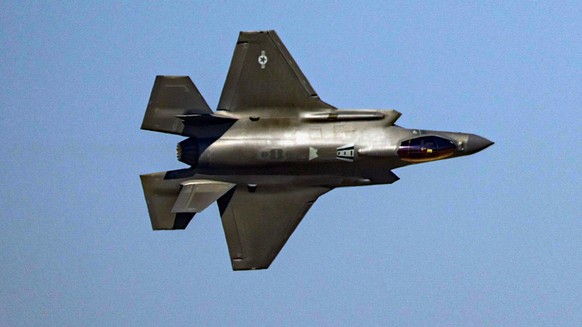 epa12537594 US Air Force's F-35 fighter jet performs a flying display during the Dubai Airshow 2025 at the Dubai World Central (DWC), also known as Al Maktoum International Airport, in Jebel Ali, ...