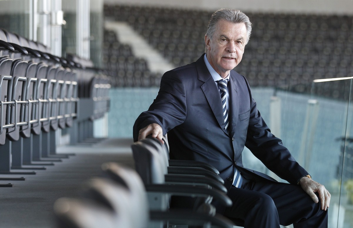 ARCHIV - ZUM EHRENPREIS "LEBENSWERK", DEN OTTMAR HITZFELD VOM DFB ERHAELT, STELLEN WIR IHNEN FOLGENDES BILDMATERIAL ZUR VERFUEGUNG - Ottmar Hitzfeld, Trainer der Schweizer Fussball Nationalm ...