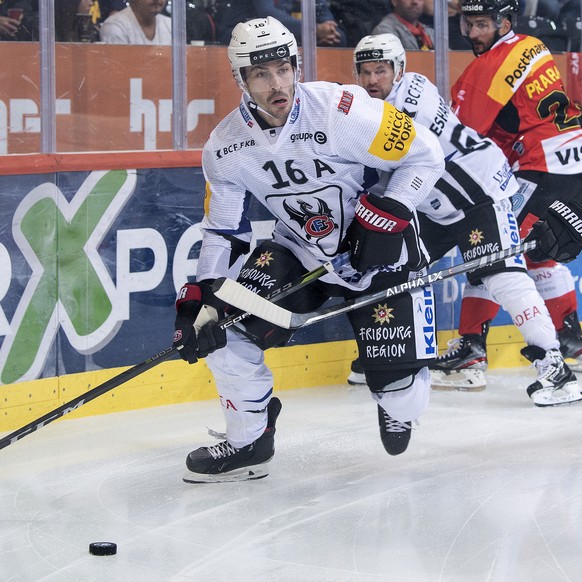 Berns Dustin Jeffrey, rechts, im Duell mit Gotterons Raphael Diaz im Eishockey Meisterschaftsspiel der National League zwischen dem SC Bern und dem HC Fribourg Gotteron, am Dienstag, 7. September 2021 ...