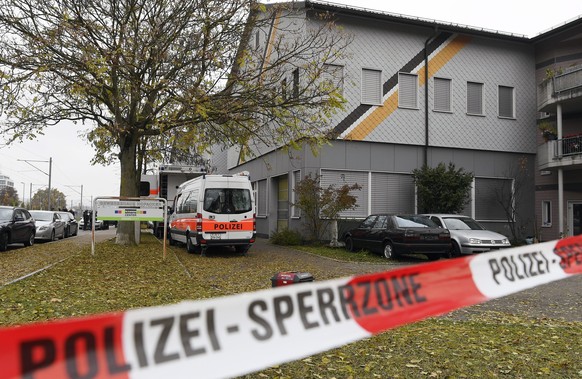 epa05614068 Swiss police cordon off the area of the building during a police raid at the An&#039;Nur mosque in Winterthur, Switzerland, 02 November 2016. The house search on behalf of the public prose ...