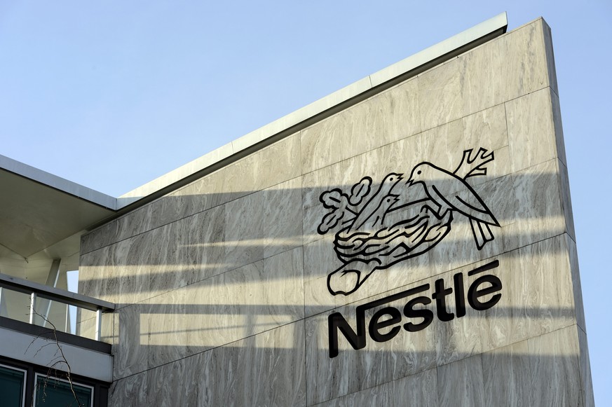 ARCHIV - ZU DEN HALBJAHRESZAHLEN 2018 VON NESTLÉ, AM DONNERSTAG, 26. JULI 2018, STELLEN WIR IHNEN FOLGENDES BILDMATERIAL ZUR VERFUEGUNG ---- Nestle logo is pictured on the Nestle headquarter before th ...