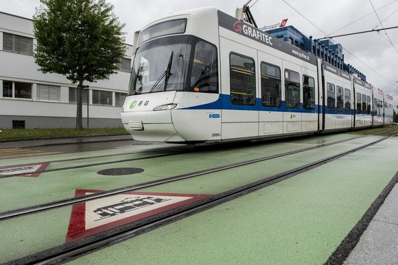 Die Glattalbahn faehrt an der Kreuzung Flughofstrasse Riethofstrasse in Glattbrugg, aufgenommen am Dienstag, 8. Juli 2014. Der Einbau von fuenf Barrieren an neuralgischen Punkten soll die von Unfällen ...