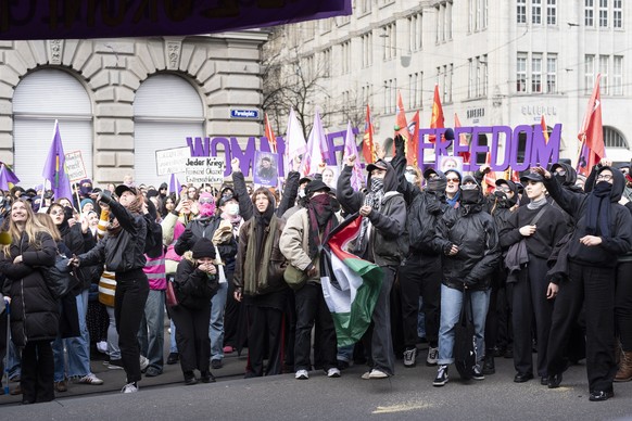 Gegen geschaetzte 1000 Frauen, Lesben, Trans- inter- und nonbinaeren Menschen versammeln sich auf dem Paradeplatz in Zuerich zur unbewilligten Frauendemonstration anlaesslich des Internationalen Fraue ...