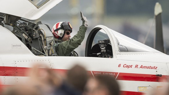 Reto Amstutz, Pilot der Patrouille Suisse, gruesst die Fans kurz vor dem Start mit seinem Tiger F5-E, am Sonntag, 31. August 2014, an der AIR14 auf dem Flugplatz Payerne VD. Die Schweizer Luftwaffe fe ...