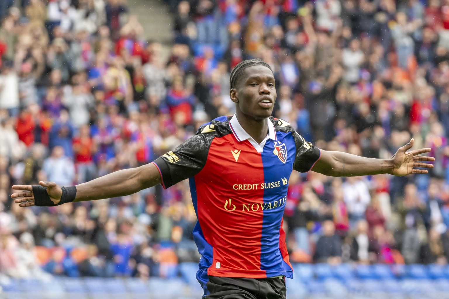 Thierno Barry (FCB) jubelt nach seinem AUsgleich zum 1:1 im Fussball Meisterschaftsspiel der Relegation Group der Super League zwischen dem FC Basel 1893 und dem FC Luzern im Stadion St. Jakob-Park in ...