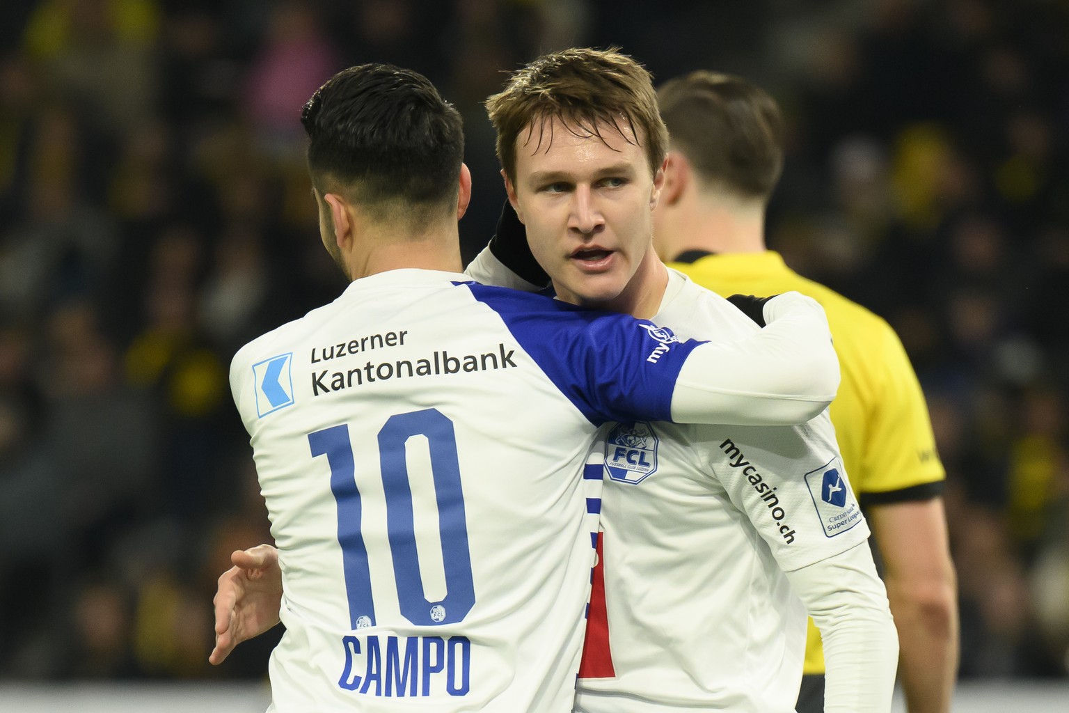 Luzerns Marco Burch, rechts, jubelt nach seinem Tor zum 1-2 mit Luzerns Samuele Campo, linsk, im Fussball Meisterschaftsspiel der Super League zwischen dem BSC Young Boys und dem FC Luzern, im Stadion ...