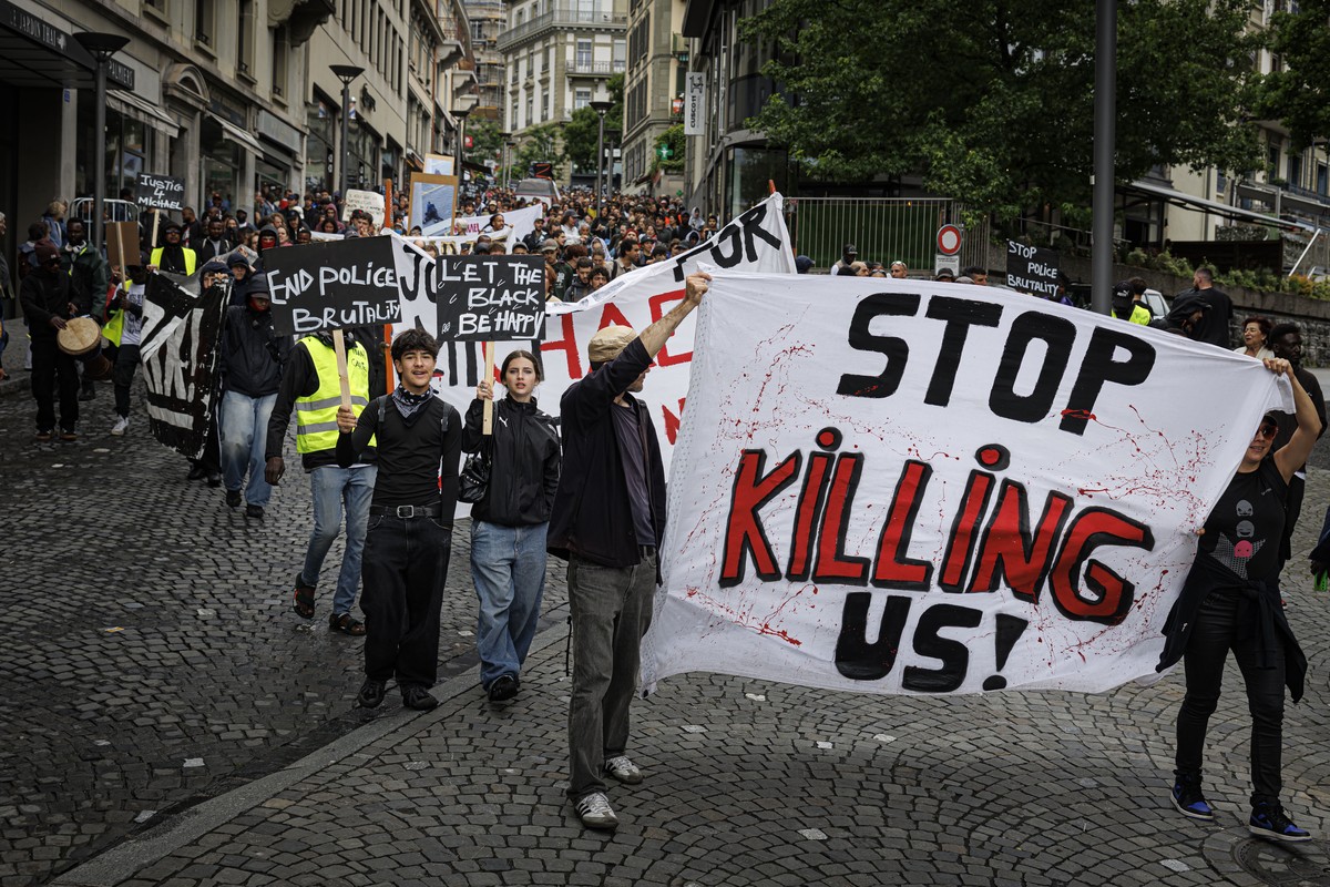 Des personnes manifestent en memoire de Michael, decede le 25 mai dans les locaux de la Police municipale de Lausanne, ce samedi 7 juin 2025 a Lausanne. (KEYSTONE/Valentin Flauraud)