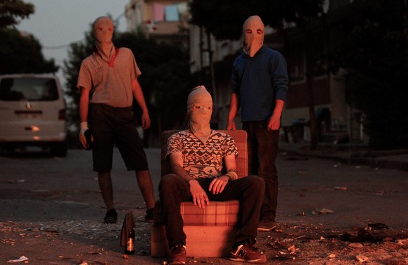 Mit Sturmmasken und Molotowcocktails: Demonstranten in Istanbul am Sonntag Abend.