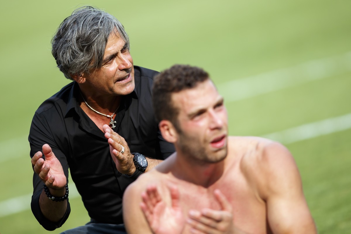 L'entraineur du FC Sion Maurizio Jacobacci, gauche, reagit aux cotes de le milieu valaisan Pajtim Kasami, droite, apres la rencontre de football de Super League entre le FC Sion et le Neuchatel X ...