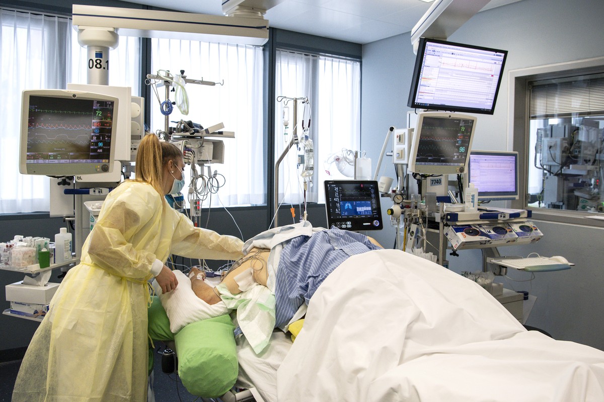 Pflegepersonal im Universitaetspital der Insel Gruppe kuemmern sich auf der Intensivstation um einen Covid Patienten , am Mittwoch, 16. Dezember 2020, in Bern. (KEYSTONE/Peter Schneider)