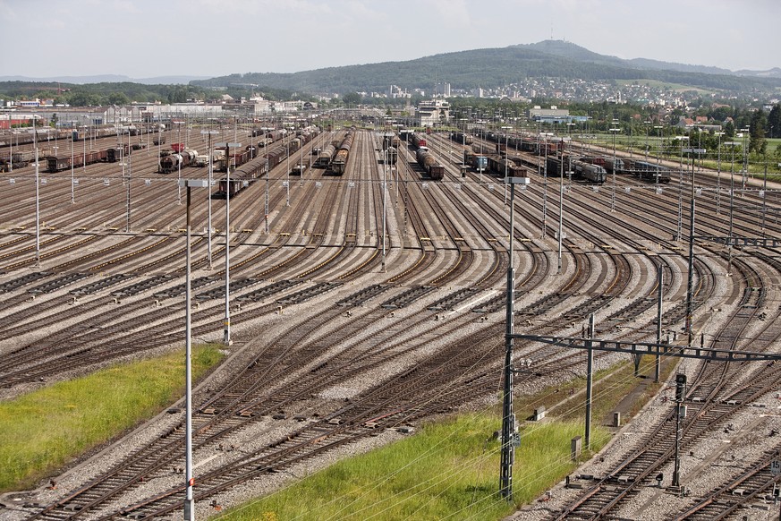 ARCHIVBILD ZUR HEUTIGEN MK DES VOEV ZUR BAHNINFRASTRUKTUR 2021-2024, AM MONTAG, 24. AUGUST 2020 - The track field of railroad yard Limmattal in Spreitenbach in the canton of Aargau, Switzerland, pictu ...