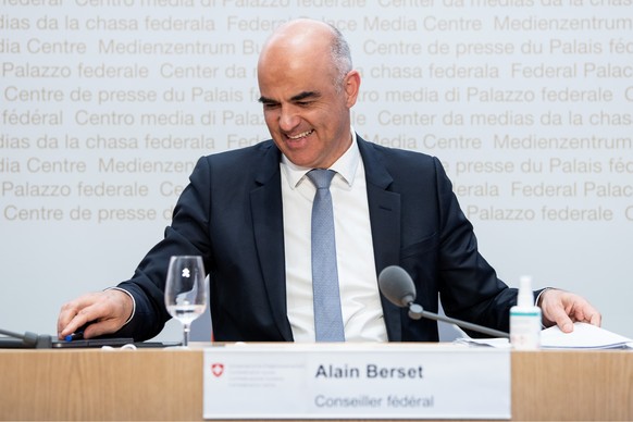 Bundesrat Alain Berset spricht an einer Medienkonferenz zu Covid 19 Massnahmen, am Freitag, 17. Dezember 2021, in Bern. (KEYSTONE/Peter Schneider)