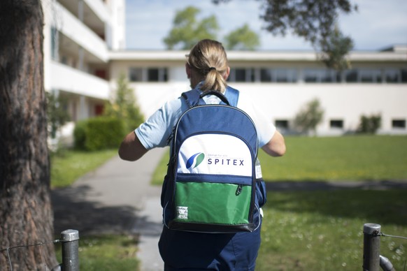 Die Spitex Pflegefachfrau Helene Widrig auf dem Weg zu einer Kundin, aufgenommen waehrend der Coronavirus-Pandemie, am Mittwoch, 20. Mai 2020, in Wittenbach. (KEYSTONE/Gian Ehrenzeller)