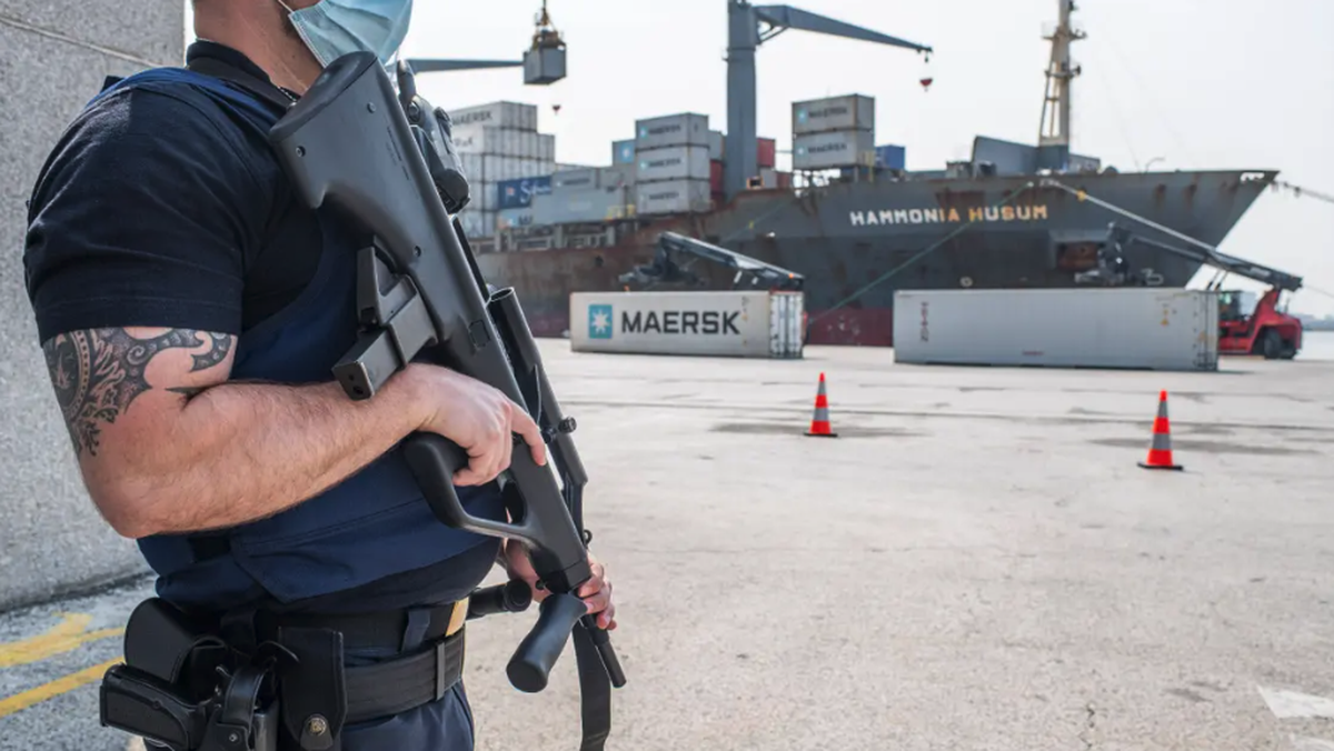 Hier kommt das Kokain für den europäischen Markt an: Ein Zollbeamter im Hafen von Antwerpen.