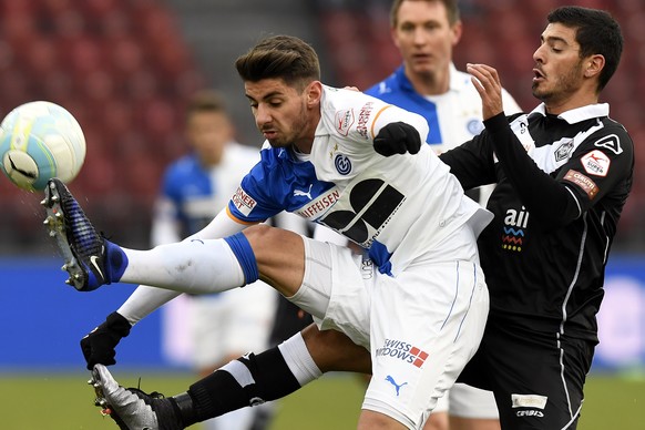 Der Grasshopper Jan Bamert, links, gegen den Luganesi Ofir Mizrachi, rechts, beim Fussballspiel der Super League Grasshopper Club Zuerich gegen den FC Lugano im Stadion Letzigrund in Zuerich am Sonnta ...