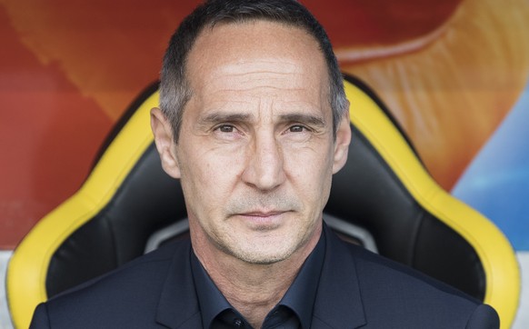 YBs Trainer Adi Huetter im Fussball Meisterschaftsspiel der Super League zwischen den Berner Young Boys und dem FC Zuerich, am Sonntag, 15. April 2018, im Stade de Suisse in Bern. (KEYSTONE/Peter Schn ...