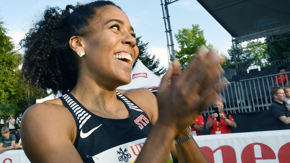 Mujinga Kambundji strahlt nach ihrem neuen Schweizer Rekord ueber 100m an den Leichtathletik Schweizer Meisterschaften in Zofingen am Freitag, 13.Juli 2018. (KEYSTONE/Walter Bieri)