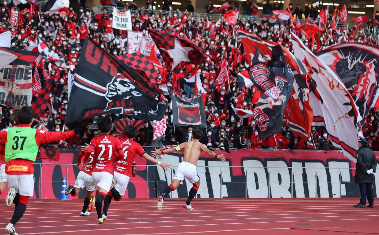 Tomoaki Makino macht sich und alle Fans der Urawa Red Diamonds glücklich.