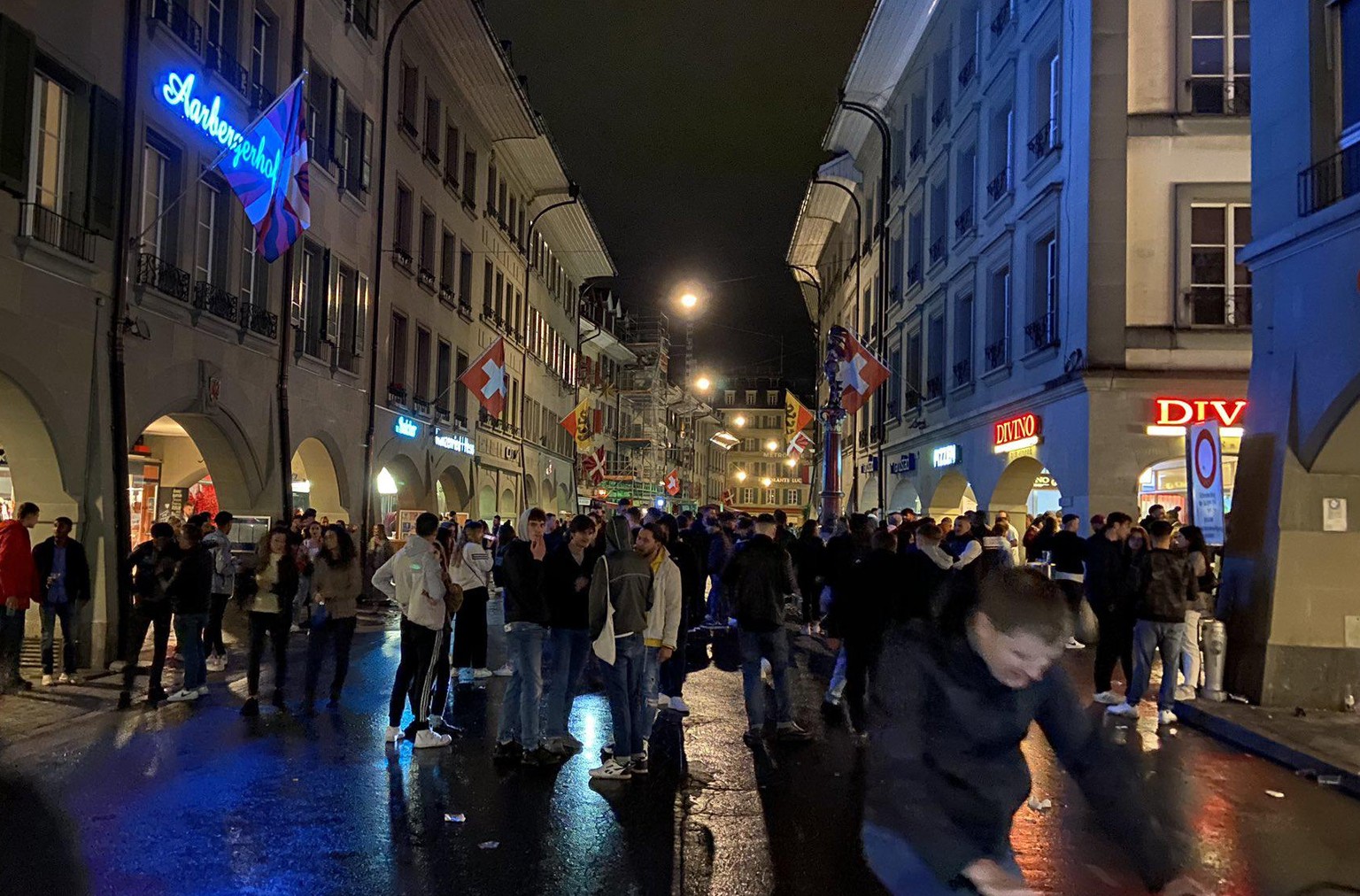 Hunderte Nachtschwärmer feierten nach Mitternacht in der Berner Aarbergergasse weiter.