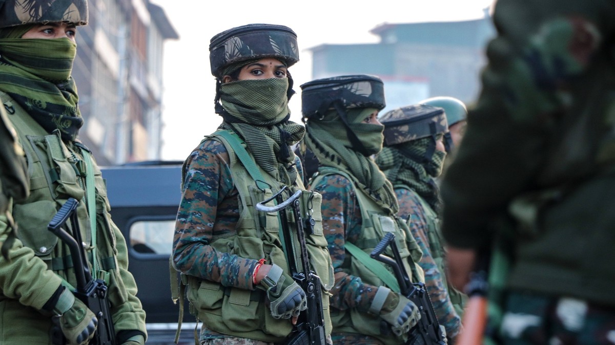 October 21, 2021, Srinagar, Jammu and Kashmir, India: Female Indian paramilitary soldiers stand alert during a surprise check operation in Srinagar, Indian administered Kashmir. Over 30 civilians have ...