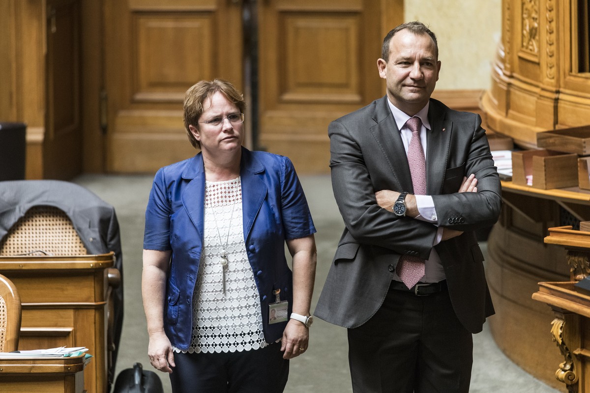 Magdalena Martullo-Blocher, SVP-GR, links, und Thomas Matter, SVP-ZH, hoeren einem Votum zur Debatte um die Selbstbestimmungsinitiative zu, an der Sommersession der Eidgenoessischen Raete, am Mittwoch ...
