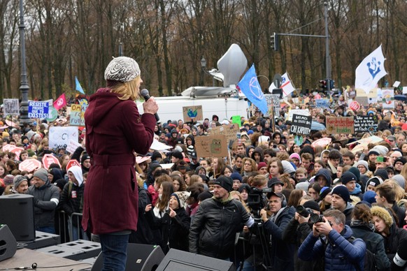 133/ NeustartKlima: Dr. Maja Goepel spricht auf der FridaysForFuture-Demo NeustartKlima am Brandenburger Tor, Berlin, 29.11.19, Berlin Brandenburger Tor Deutschland, Germany *** 133 NeustartKlima Dr M ...