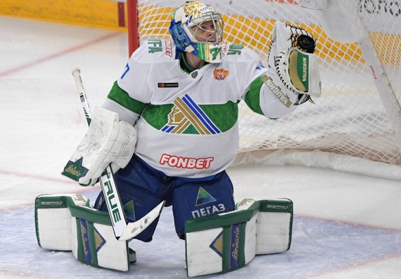 Russia Ice hockey, Eishockey Kontinental League Dynamo - Salavat Yulaev 6700433 20.11.2021 Salavat Yulaev s goaltender Juha Metsola makes a save during the Kontinental Hockey League ice hockey match b ...