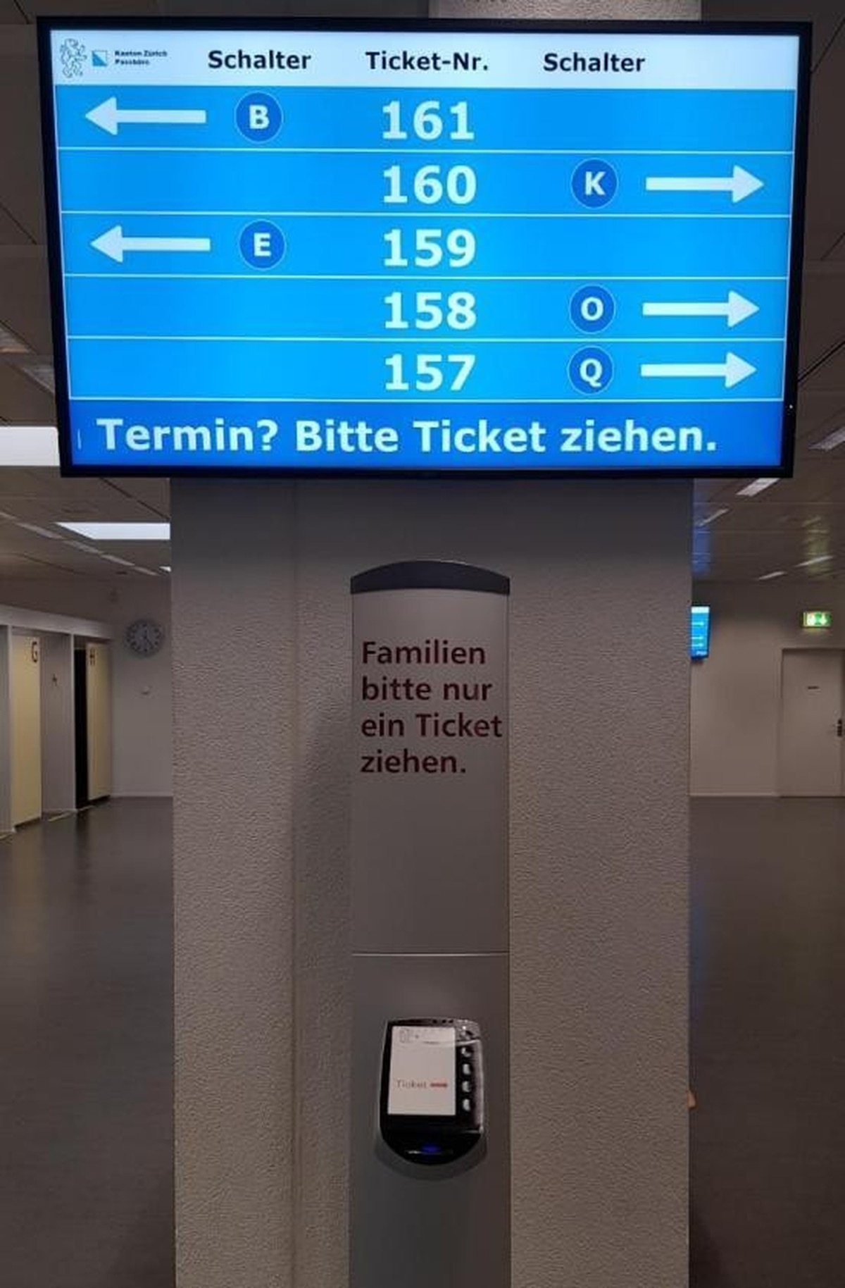 Ticketsäule, Anweisung, Bildschirm, Schalterzuweisung. Oder frei nach Walter Gropius: «Das Endziel aller behördlichen Tätigkeit ist die Effizienz!»
